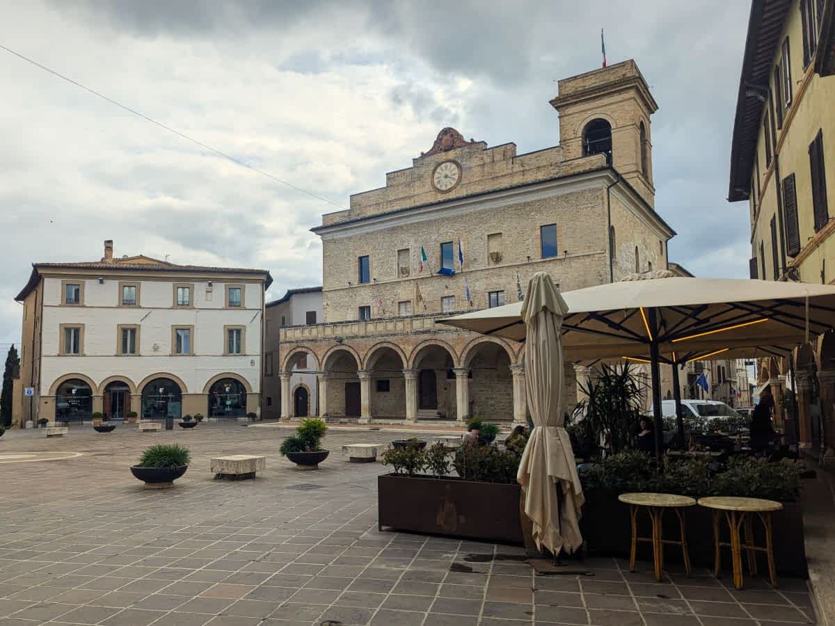 Zentrale Piazza del Comune in Montefalco mit Brunnen